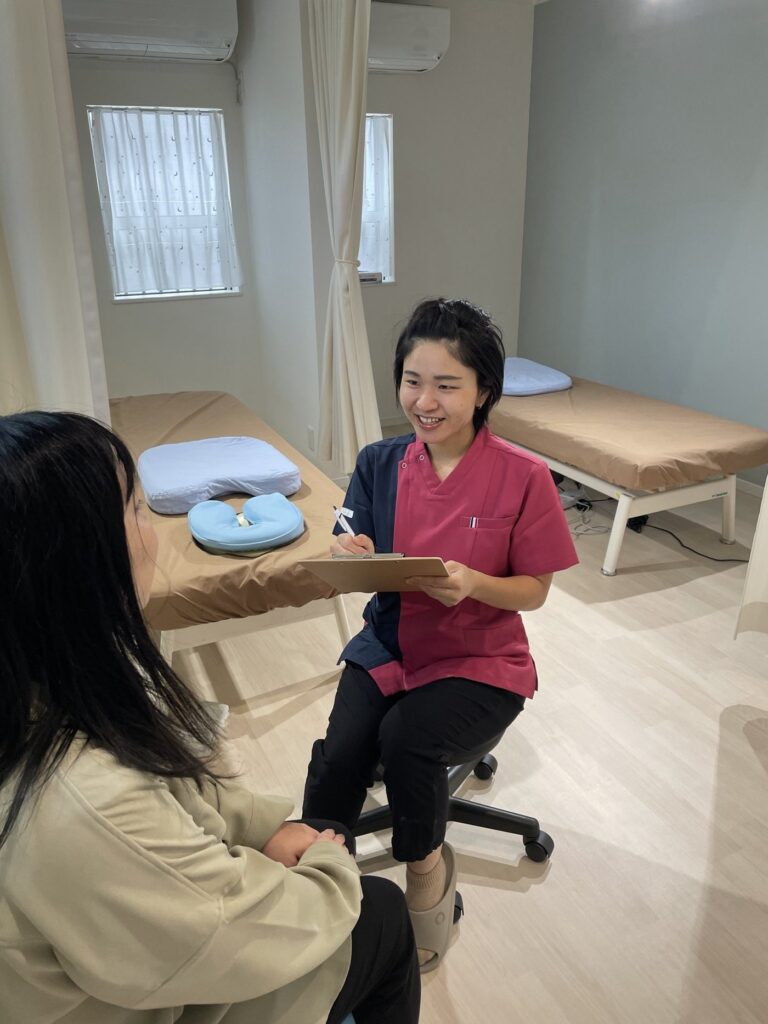 女性の施術者がお話を伺っているようす