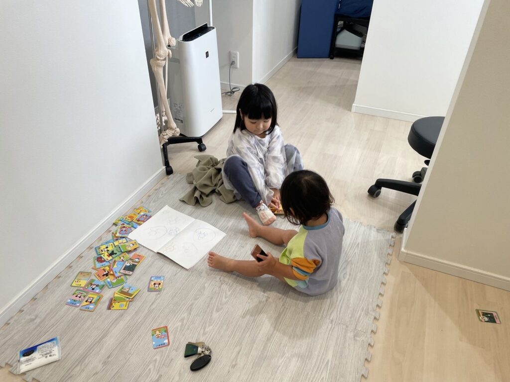 院内でお子さんが遊んでいるようす
